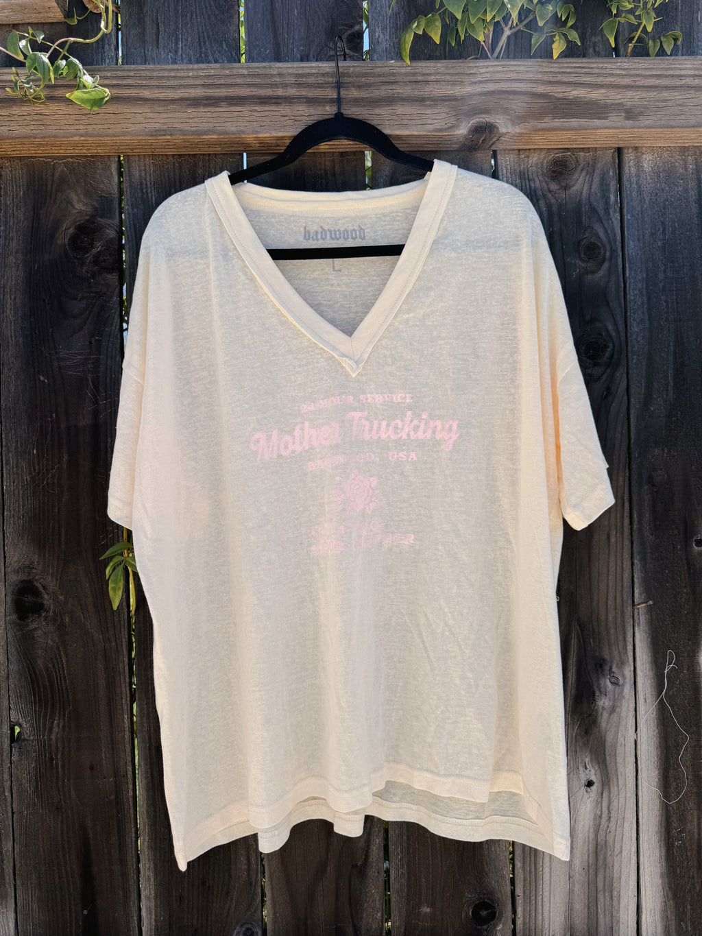 "MOTHERTRUCKING" Tee in IVORY